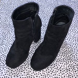 Suede zip up booties. Size 7.5. UC